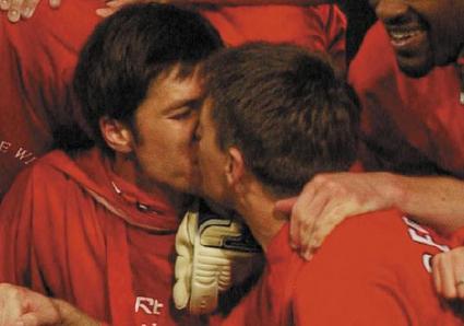 alonso and gerrard kiss