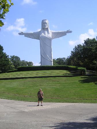 Statue-of-jesus-at-the_medium