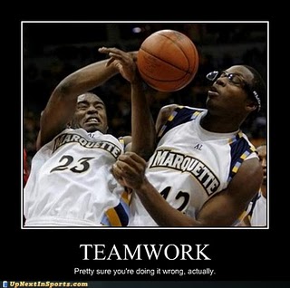 Funny-sports-pictures-marquette-university-basketball-teamwork-wrong_medium