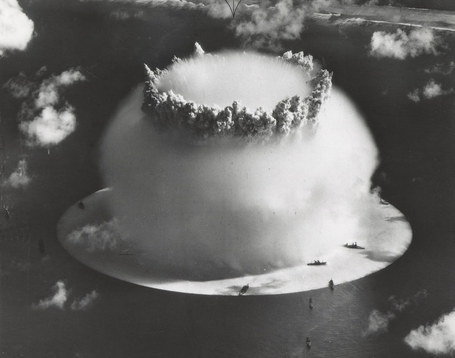 Atomic_bomb_test_bikini_atoll_19461_medium